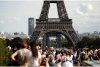 De pe Turnul Eiffel, peste Sena: un acrobat a făcut spectacol pe sfoară, la 600 de metri deasupra pamântului 728562