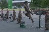 Soldații lui Kim Jong-Un rup lanțuri cu brațele, îndoaie oțel cu gâtul și sparg cărămizi cu pumnii, ca-n filmele cu arte marțiale. Liderul suprem aplaudă, în cele din urmă 731311