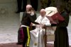 Acest copil cu dizabilități s-a așezat lângă Papa Francisc și a plecat cu boneta. Reacția suveranului pontif 732497