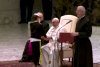 Acest copil cu dizabilități s-a așezat lângă Papa Francisc și a plecat cu boneta. Reacția suveranului pontif 732499