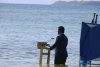 Un ministru a intrat în apă la sacou și cravată pentru a avertiza asupra încălzirii globale. Un amănunt l-a dat de gol 735011