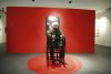 Expoziția de artă pe care China a încercat s-o oprească în Italia. Conține un exponat viu într-un scaun de tortură și imagini ironice cu Xi Jinping 735988