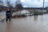 Case inundate în mai multe localităţi, maşini luate de viitură, după ploile torenţiale, în Dâmboviţa 740501