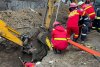 Un bărbat a murit după ce a stat peste de 40 de minute prins sub pământul căzut de pe un mal, în județul Prahova  740950