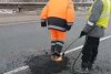 Imaginile cu doi muncitori care asfaltează un drum cu piciorul fac senzaţie pe internet 742296
