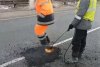 Imaginile cu doi muncitori care asfaltează un drum cu piciorul fac senzaţie pe internet 742297