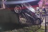 Un şofer băut a rămas cu maşina suspendată într-un gard de beton, la Mureş 742510