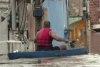 Oameni în bărci, pe străzile orașului, împărțind ajutoare. Imagini emoționante, după ce două diguri au cedat, în Brazilia 742774