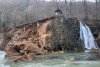 Situație ca la Bigăr: O bucată de stâncă s-a prăbuşit lângă cascada Vadu Crişului: ”Apa erodează travertinul” 743704