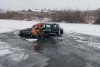 Mamă și fiica de trei ani, salvate din apa înghețată, după ce mașina în care se aflau a derapat în râul Mureș 745923