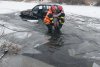 Mamă și fiica de trei ani, salvate din apa înghețată, după ce mașina în care se aflau a derapat în râul Mureș 745926