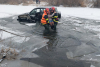 Mamă și fiica de trei ani, salvate din apa înghețată, după ce mașina în care se aflau a derapat în râul Mureș 745927