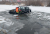 Mamă și fiica de trei ani, salvate din apa înghețată, după ce mașina în care se aflau a derapat în râul Mureș 745928