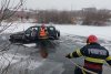 Mamă și fiica de trei ani, salvate din apa înghețată, după ce mașina în care se aflau a derapat în râul Mureș 745929