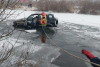 Mamă și fiica de trei ani, salvate din apa înghețată, după ce mașina în care se aflau a derapat în râul Mureș 745930