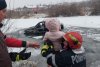 Mamă și fiica de trei ani, salvate din apa înghețată, după ce mașina în care se aflau a derapat în râul Mureș 745933