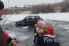 Mamă și fiica de trei ani, salvate din apa înghețată, după ce mașina în care se aflau a derapat în râul Mureș 745934