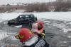 Mamă și fiica de trei ani, salvate din apa înghețată, după ce mașina în care se aflau a derapat în râul Mureș 745935