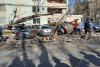 Vântul puternic a făcut ravagii în România: Accidente, copaci doborâţi, acoperişuri de bloc smulse 746091