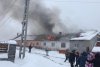 Incendiu de proporții, în județul Covasna. 19 oameni au rămas fără un acoperiș deasupra capului, în plină iarnă 746825