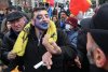 George Simion atacat în timpul manifestațiilor de la Iași.  A fost mânjit cu cerneală pe față: ”Rog Poliția să nu îl amendeze” 746925