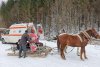 O bătrână cu piciorul rupt, dusă cu sania trasă de cai la Ambulanţa care nu putea urca de zăpadă, în Hunedoara 749449