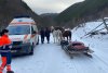 O bătrână cu piciorul rupt, dusă cu sania trasă de cai la Ambulanţa care nu putea urca de zăpadă, în Hunedoara 749450
