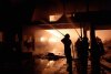 Incendiu de proporții la o fabrică de mobilă din Maramureș. Pompierii se luptă de 5 ore să stingă flăcările 751128