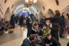 Imaginile din Ucraina care fac înconjurul lumii. Oamenii din Harkov s-au refugiat la metrou de teama atacurilor Rusiei  752821