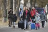Mii de refugiați ucraineni își găsesc alinarea după ce intră în România. Au stat în picioare peste 24 de ore la graniță 753241