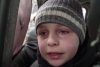 Copil cu ochii în lacrimi părăsind Kiev-ul: ”L-am lăsat pe tata acolo, îi va ajuta pe eroii noștri” 753422