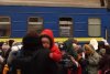 Imagini din gara disperării din Lvov | Mame cu bebeluşi în braţe imploră să fie luate în trenul salvării 753515