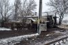 Un tren de călători a lovit o autobasculantă, în Brăila. Mașina a fost proiectată într-o casă 753852