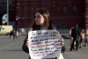 O fată cu pancartă anti-război, luată de poliție în centrul Moscovei | Unii participanți la mega-mitingul lui Putin spun că au fost forțați 756968