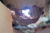 Acoperișul unei case din Hunedoara, găurit de o piatră suspectă. Oamenii au sunat speriaţi la 112 758753
