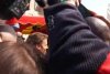 Președintele francez Emmanuel Macron, atacat cu roșii și protejat de agenți cu o umbrelă neagră 764329