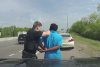 Un bărbat oprit în trafic s-a luptat cu doi polițiști și i-a târât cu mașina, în Tennessee 765534