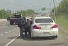 Un bărbat oprit în trafic s-a luptat cu doi polițiști și i-a târât cu mașina, în Tennessee 765539