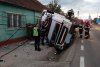 Distrugeri în lanț în județul Maramureș. Un șofer de TIR beat a ucis un bărbat aflat pe trotuar, a dărâmat stâlpi de electricitate și s-a oprit într-o casă 769405