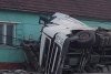 Distrugeri în lanț în județul Maramureș. Un șofer de TIR beat a ucis un bărbat aflat pe trotuar, a dărâmat stâlpi de electricitate și s-a oprit într-o casă 769407