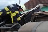 Distrugeri în lanț în județul Maramureș. Un șofer de TIR beat a ucis un bărbat aflat pe trotuar, a dărâmat stâlpi de electricitate și s-a oprit într-o casă 769409