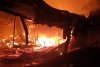 Incendiu de proporții la o hală de producție și o clădire de birouri din Prahova. Pompierii se chinuie de ore bune să stingă focul 772487