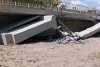 S-a prăbușit podul de la Luțca, de peste râul Siret, la doar 9 luni după ce a fost reparat. Mașinile au căzut în apă cu tot cu șoferi 772586