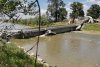 S-a prăbușit podul de la Luțca, de peste râul Siret, la doar 9 luni după ce a fost reparat. Mașinile au căzut în apă cu tot cu șoferi 772587