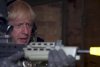 Boris Johnson a pus mâna pe armă, alături de militarii ucraineni 780901
