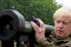 Boris Johnson a pus mâna pe armă, alături de militarii ucraineni 780904