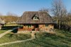 Satul "Albastru" din România, scos la vânzare pentru 1,4 milioane de euro 782156