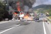 Momentul în care un camion este cuprins de flăcări, în mers, pe un drum din Cluj. Caroseria s-a făcut scrum 783841