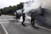 Momentul în care un camion este cuprins de flăcări, în mers, pe un drum din Cluj. Caroseria s-a făcut scrum 783842