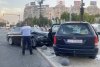 Două mașini au intrat pe trotuar, în Piața Unirii din București, după ce s-au ciocnit frontal 784077